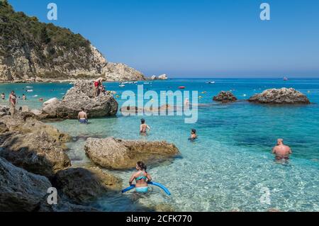 Les vacanciers qui profitent de la baignade dans les eaux cristallines de ce magnifique complexe. Banque D'Images