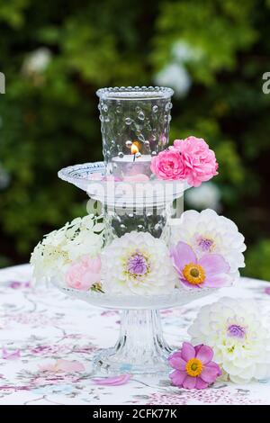 décoration romantique avec dahlias blanches et lanterne de table sur le autre chose Banque D'Images