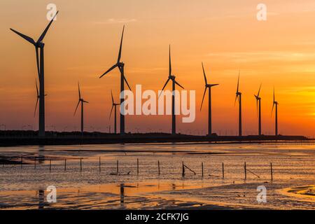 Les zones humides de Gaomei sont le paysage et la centrale éolienne de Taichung Taiwan. Systèmes énergétiques et énergies renouvelables. Banque D'Images