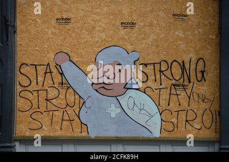 Londres, Royaume-Uni. 5 septembre 2020. Le Garrick Arms Pub de Charing Cross Road reste à bord, une peinture murale peinte avec les travailleurs du NHS. Banque D'Images