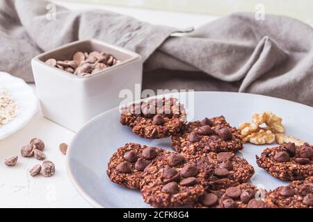 Biscuits aux flocons d'avoine fraîchement cuits sans sucre sur une assiette en céramique Banque D'Images