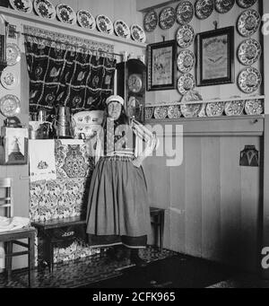 Originaire de l'île de Marken, elle montre fièrement l'intérieur de sa maison, pays-Bas, 1951 Banque D'Images