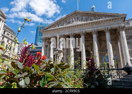 L'avant du bâtiment de la Royal Exchange dans la City de Londres, une galerie marchande haut de gamme. Banque D'Images