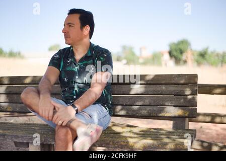 Homme avec une attitude positive et réfléchie dans un emplacement extérieur. Banque D'Images