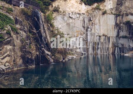 Pocheon, Corée du Sud – 10 mai 2017 : vue sur la petite cascade et le lac turquoise de Pocheon Art Valley Banque D'Images