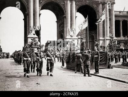 Le 1945 juillet, le maréchal de l'air Sir Arthur Coningham et le bourgmestre de Bruxelles prennent le salut lors d'une marche passée à travers l'Arche du Triumphal par la RAF peu de temps avant qu'ils quittent la Belgique. Banque D'Images