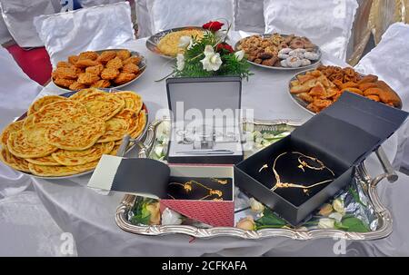 Des bonbons traditionnels du Ramadan marocain dans un stand du marché de Tanger, au Maroc. Banque D'Images