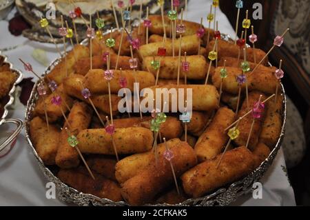 Samosa indien frais avec piment vert et tranches d'oignon. Banque D'Images