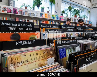 Un grand magasin sur le marché de Brick Lane spécialisé dans la vente de vieux disques vinyles et d'enregistrements obsolètes. Banque D'Images