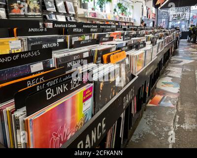 Un grand magasin sur le marché de Brick Lane spécialisé dans la vente de vieux disques vinyles et d'enregistrements obsolètes. Banque D'Images