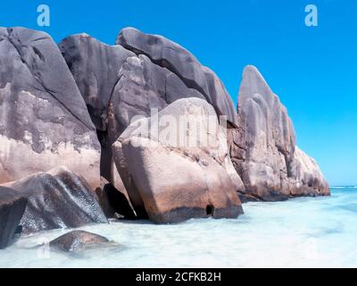 Magnifique plage paradisiaque pittoresque avec des rochers en granit et du sable blanc, des palmiers, de l'eau turquoise sur un paysage tropical, Seychelles. Banque D'Images