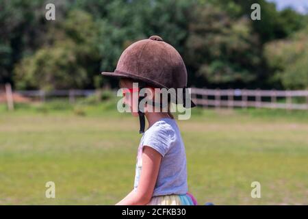 Équitation, belle équitation - jeune fille est à cheval Banque D'Images