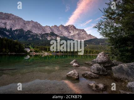 Vue verticale sur le lac de montagne Eibsee avec îles ensoleillées le soleil du matin Banque D'Images