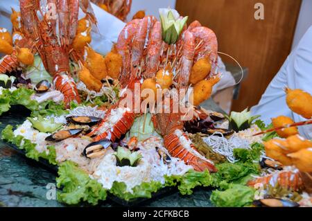 Salade avec crevettes pour mariages et événements. Salades de mariage Banque D'Images