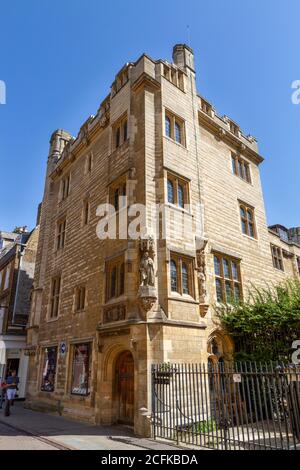 Superbe bâtiment abritant la petite boutique de cadeaux au coin de la rue à Cambridge, Trinity Street, Cambridge, Cambridgeshire, Royaume-Uni. Banque D'Images