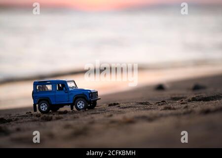 Izmir, Turquie - 22 août 2020 : gros plan d'un véhicule SUV Land Rover sur le sable et au coucher du soleil. Banque D'Images