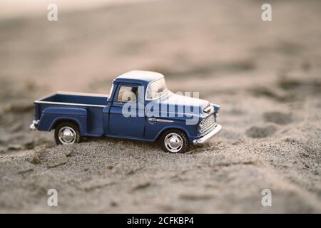 Izmir, Turquie - 22 août 2020 : gros plan d'un pick-up Chevrolet 3100 sur le sable et au coucher du soleil. Banque D'Images