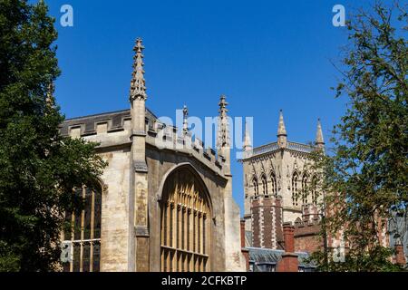 Trinity College et la tour de St Johns College Chapel, Cambridge, Cambridgeshire, Royaume-Uni. Banque D'Images