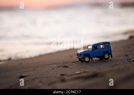 Izmir, Turquie - 22 août 2020 : gros plan d'un véhicule SUV Land Rover sur le sable et au coucher du soleil. Banque D'Images