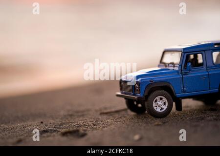 Izmir, Turquie - 22 août 2020 : gros plan d'un véhicule SUV Land Rover sur le sable et au coucher du soleil. Banque D'Images