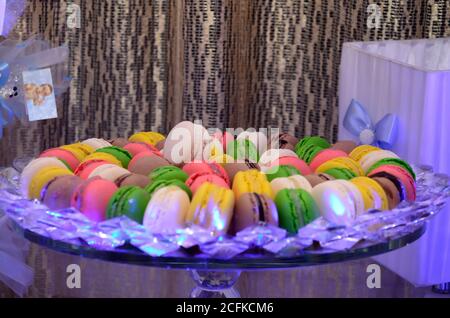 Macarons colorés.UNE délicatesse douce française, variété de macarons closeup.macarons Banque D'Images