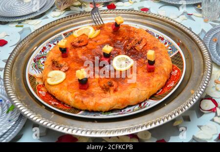 Poulet Bastila marocain l'un des plus célèbres de la cuisine Maroc Banque D'Images