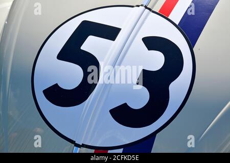 Gros plan d'un classique Volkswagen Beetle peint comme Herbie Le « bogue de l'amour » Banque D'Images