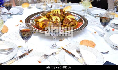 Repas traditionnel marocain farci de poulet avec frites, olives, citron conservé, pain sur la table Banque D'Images