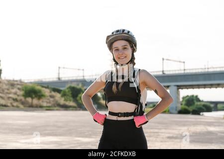 Portrait d'une jeune femme mince dans des vêtements de sport regardant l'appareil photo Banque D'Images