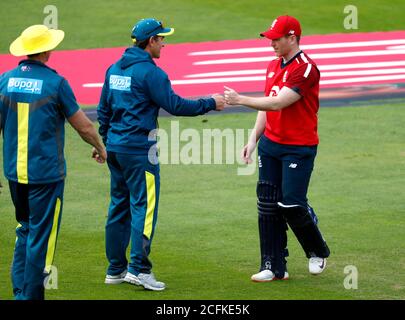 Le capitaine d'Angleterre Eoin Morgan (à droite) Dist bosses Australia entraîneur-chef Justin Langer après le deuxième match Vitality IT20 au Ageas Bowl, Southampton. Banque D'Images