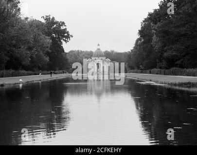 Vue sur le long Canal et le pavillon à Wrest Park, Bedfordshire, Royaume-Uni Banque D'Images