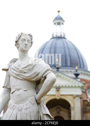 Statue du roi William III devant le pavillon Archer, Wrest Park, Bedfordshire, Royaume-Uni Banque D'Images