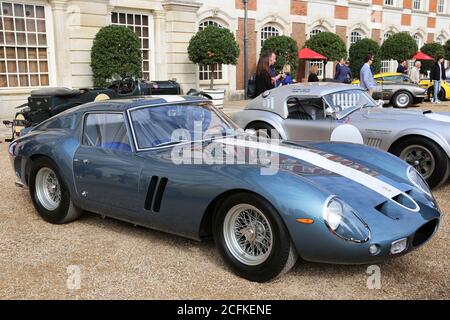 Ferrari 250 GTO (1962) et AC Cobra 289 Competition (1964), Concours of Elegance 2020, Hampton court Palace, Londres, Royaume-Uni, Europe Banque D'Images