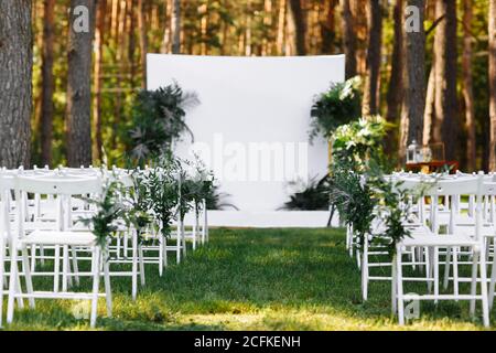 Un mariage magnifique. Zone de la cérémonie de mariage. Décor rustique mignon et tendance. Partie de la décoration festive, arrangement floral. Arrière-plan flou Banque D'Images