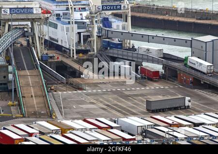 Dover, Royaume-Uni. 03ème septembre 2020. Les camions commencent à monter à bord du DFDS Ferry à Douvres.très peu de signes d'autre chose que le fret des camions au terminal de Douvres. Aucun passager à pied ou voiture ne semble s'embarquer ou débarquer avec le récent besoin de s'isoler lors de son retour de France qui semble avoir frappé Douvres durement. Le principal port de ferry du Royaume-Uni a été frappé deux fois cette année. Tout d'abord, l'incertitude continue sur la manière dont le Brexit va affecter le commerce européen et maintenant les restrictions de quarantaine Covid-19 qui ont été mises en place il y a quinze jours. Crédit : SOPA Images Limited/Alamy Live News Banque D'Images