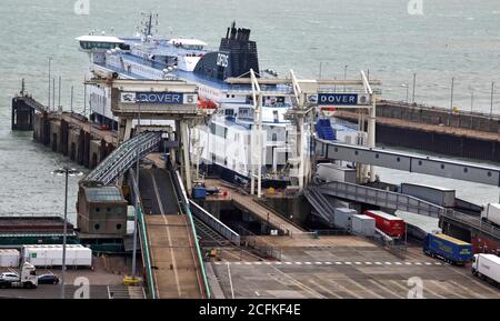 Dover, Royaume-Uni. 03ème septembre 2020. Les camions commencent à monter à bord du DFDS Ferry à Douvres.très peu de signes d'autre chose que le fret des camions au terminal de Douvres. Aucun passager à pied ou voiture ne semble s'embarquer ou débarquer avec le récent besoin de s'isoler lors de son retour de France qui semble avoir frappé Douvres durement. Le principal port de ferry du Royaume-Uni a été frappé deux fois cette année. Tout d'abord, l'incertitude continue sur la manière dont le Brexit va affecter le commerce européen et maintenant les restrictions de quarantaine Covid-19 qui ont été mises en place il y a quinze jours. Crédit : SOPA Images Limited/Alamy Live News Banque D'Images