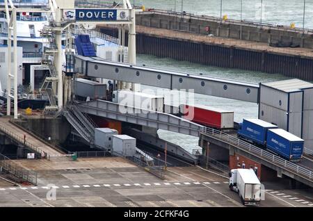 Dover, Royaume-Uni. 03ème septembre 2020. Les camions commencent à monter à bord du DFDS Ferry à Douvres.très peu de signes d'autre chose que le fret des camions au terminal de Douvres. Aucun passager à pied ou voiture ne semble s'embarquer ou débarquer avec le récent besoin de s'isoler lors de son retour de France qui semble avoir frappé Douvres durement. Le principal port de ferry du Royaume-Uni a été frappé deux fois cette année. Tout d'abord, l'incertitude continue sur la manière dont le Brexit va affecter le commerce européen et maintenant les restrictions de quarantaine Covid-19 qui ont été mises en place il y a quinze jours. Crédit : SOPA Images Limited/Alamy Live News Banque D'Images