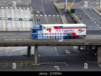 Un camion qui quitte les quais après son arrivée de Calais, en France. Très peu de signe de quoi que ce soit autre que le fret de camion au terminal de Douvres. Aucun passager à pied ou voiture ne semble s'embarquer ou débarquer avec le récent besoin de s'isoler lors de son retour de France qui semble avoir frappé Douvres durement. Le principal port de ferry du Royaume-Uni a été frappé deux fois cette année. Tout d'abord, l'incertitude continue sur la manière dont le Brexit va affecter le commerce européen et maintenant les restrictions de quarantaine Covid-19 qui ont été mises en place il y a quinze jours. Banque D'Images