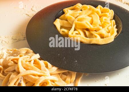 cuisine maison - faire des pâtes italiennes à partir de la pâte Banque D'Images