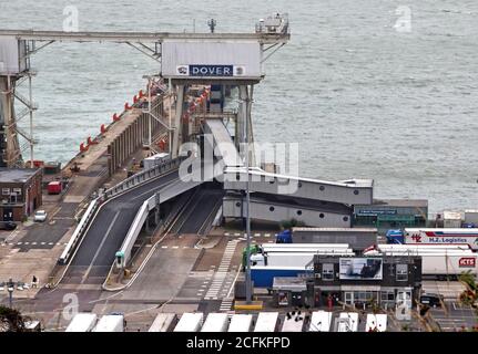 Dover, Royaume-Uni. 3 septembre 2020. Vue sur un quai vide au port de ferry de Douvres alors que les camions sont garés en attendant leur heure d'embarquement. Très peu de signes d'autre chose que le fret de camion au terminal de Douvres. Aucun passager à pied ou voiture ne semble s'embarquer ou débarquer avec le récent besoin de s'isoler lors de son retour de France qui semble avoir frappé Douvres durement. Le principal port de ferry du Royaume-Uni a été frappé deux fois cette année. Tout d'abord, l'incertitude continue sur la manière dont le Brexit affectera le commerce européen et maintenant les restrictions de quarantaine Covid-19 qui ont été mises en pl Banque D'Images