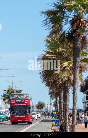 Southend on Sea, Essex, Royaume-Uni. 6 septembre 2020. La compagnie d'autobus Ensignbus a assuré un service d'autobus à toit ouvert régulier de Leigh on Sea à Southend Pier tout au long de l'été, comme la route 68 et appelé le service de bord de mer. À la fin de la saison, l'entreprise a aujourd'hui dirigé un « Extravaganza 68 » et utilisé un certain nombre de véhicules spéciaux sur l'itinéraire, tels qu'une réplique de 1913 B-type, 1971 Daimler Fleetline, un ancien bus touristique de Londres 1984 MCW Metroliner (en photo), et des bus « invités » Banque D'Images