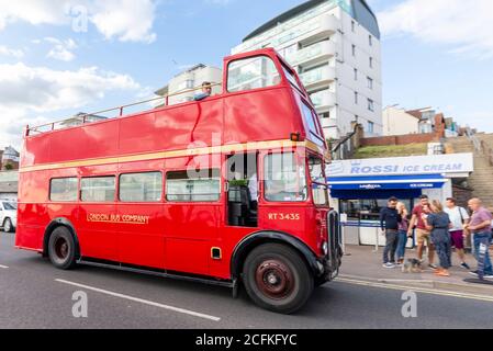 Southend on Sea, Essex, Royaume-Uni. 6 septembre 2020. La compagnie d'autobus Ensignbus a assuré un service d'autobus à toit ouvert régulier de Leigh on Sea à Southend Pier tout au long de l'été, comme la route 68 et appelé le service de bord de mer. À la fin de la saison, l'entreprise a aujourd'hui organisé un « Extravaganza 68 » et utilisé un certain nombre de véhicules spéciaux sur l'itinéraire, tels qu'une réplique 1913 B-type, 1971 Daimler Fleetline, un ancien bus touristique de Londres 1984 MCW Metroliner, Et « guest » bus - comme AEC Regent III illustré Banque D'Images