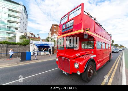 Southend on Sea, Essex, Royaume-Uni. 6 septembre 2020. La compagnie d'autobus Ensignbus a assuré un service d'autobus à toit ouvert régulier de Leigh on Sea à Southend Pier tout au long de l'été, comme la route 68 et appelé le service de bord de mer. À la fin de la saison, l'entreprise a aujourd'hui dirigé un « Extravaganza 68 » et utilisé un certain nombre de véhicules spéciaux sur l'itinéraire, tels qu'une réplique de 1913 B-type, 1971 Daimler Fleetline, un ancien bus touristique de Londres 1984 MCW Metroliner, et des bus « invités » - comme Routemaster illustré Banque D'Images