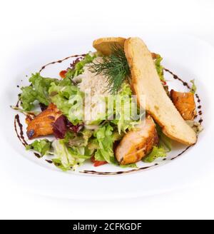 Salade César avec poulet sur une assiette Banque D'Images