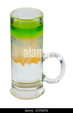 Cocktail dans un verre sur fond blanc Banque D'Images