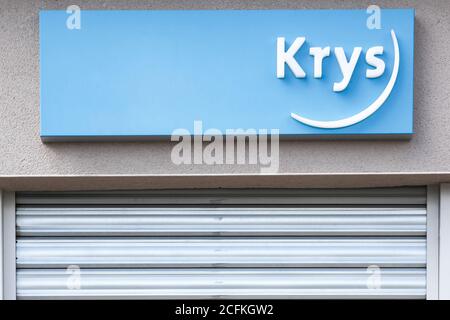 Belleville, France - 23 août 2020 : logo Krys sur un mur. Krys est une marque coopérative française d'opticiens Banque D'Images