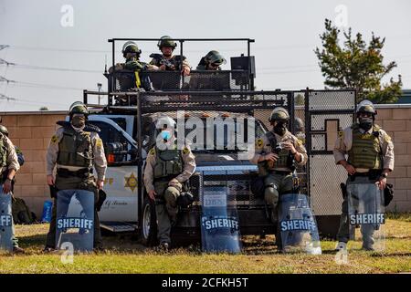 Los Angeles, États-Unis. Le 05septembre 2020. La vie noire est importante et des membres de la communauté protestent devant le bureau sud des services du shérif de Los Angeles. South Bureau LA County Sheriffs a tiré et tué Dijon Kizzee lors d'un arrêt de circulation sur son vélo. Le département DE LA Sheriffs fait l'objet d'une enquête du FBI pour des activités de gangs d'application de la loi à l'intérieur du département. 9/5/2020 Los Angeles, CA USA (photo de Ted Soqui/SIPA USA) crédit: SIPA USA/Alay Live News Banque D'Images