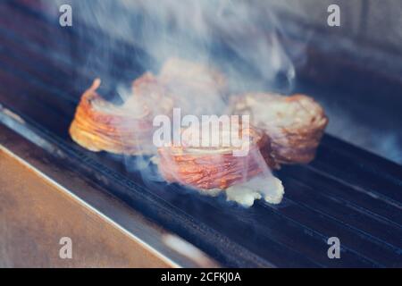 L'alimentation de rue turc Kokorec rolls faite avec de l'intestin d'agneau grillées au four à bois. Banque D'Images