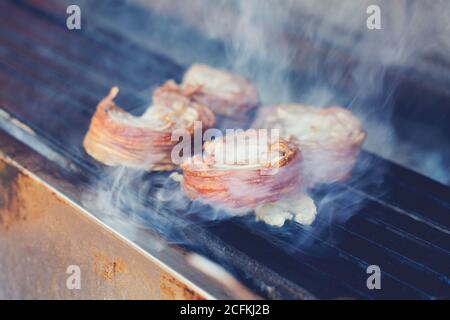 L'alimentation de rue turc Kokorec rolls faite avec de l'intestin d'agneau grillées au four à bois. Banque D'Images