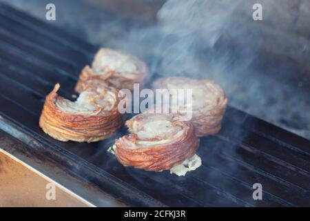 L'alimentation de rue turc Kokorec rolls faite avec de l'intestin d'agneau grillées au four à bois. Banque D'Images